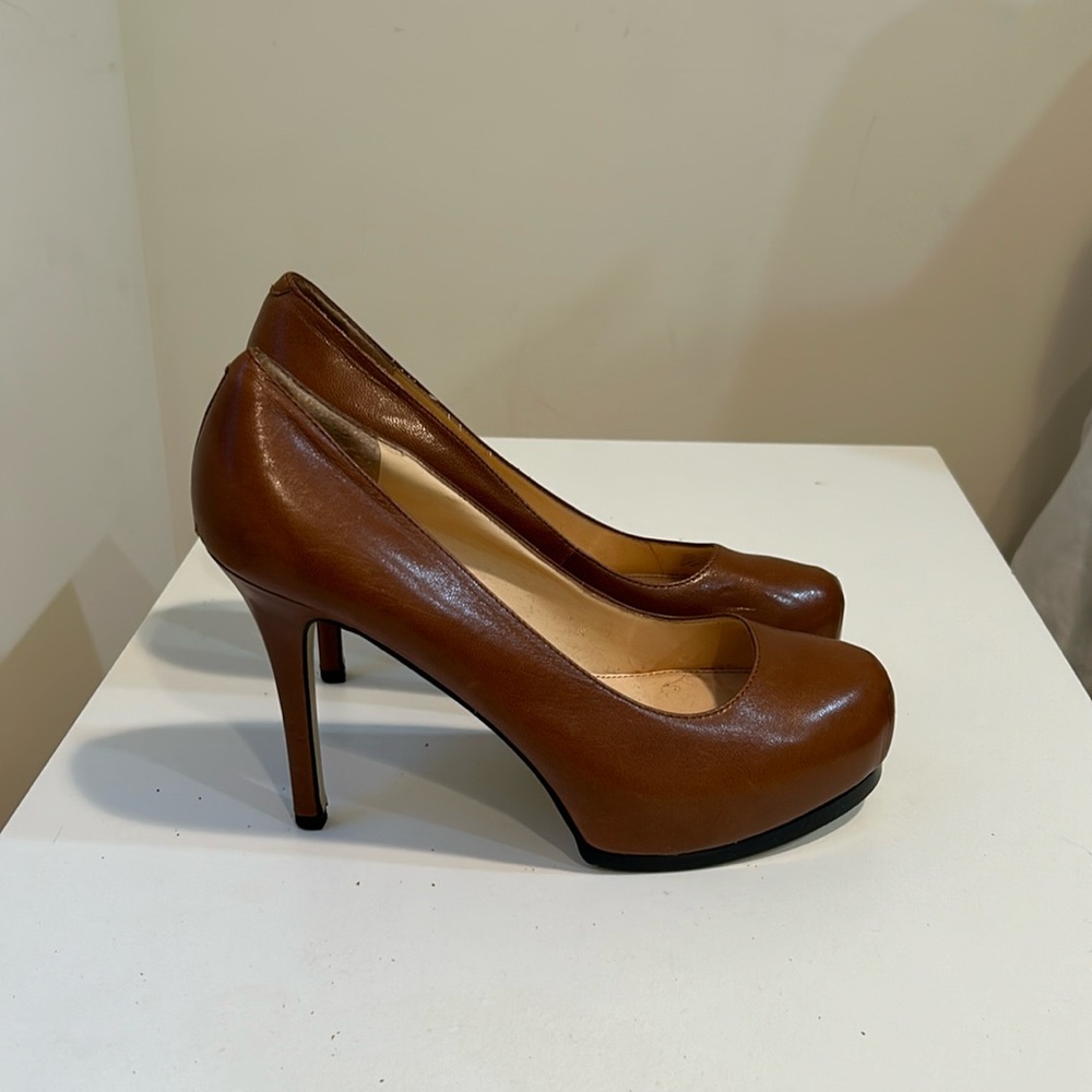 Marc Fisher classic tan pumps with platform